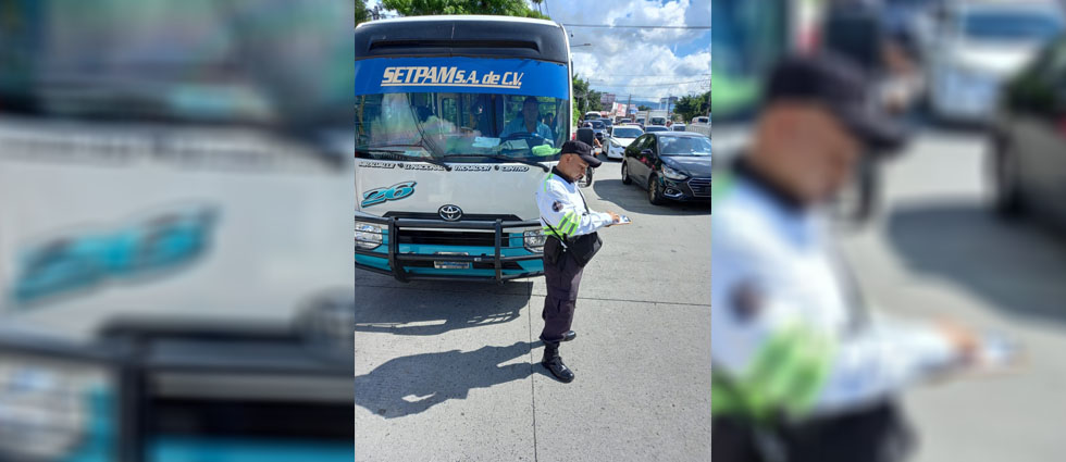 Sancionan a microbusero por usar su celular al conducir y arriesgar la vida de pasajeros