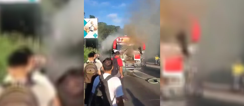 Autobús se incendia en plena marcha en carretera Los Chorros