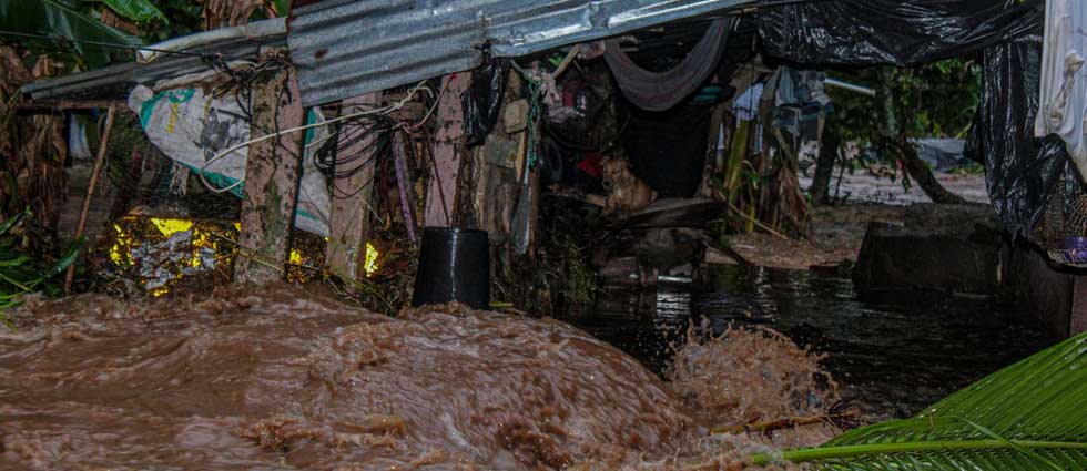 Familia afectada por inundación se niega a evacuar en Chalatenango