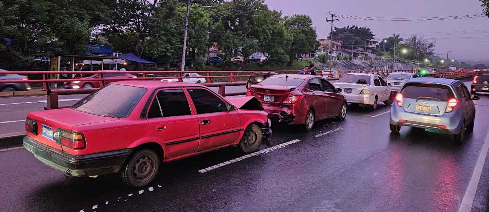 Reportan múltiple accidente en San Salvador con tres autos involucrados