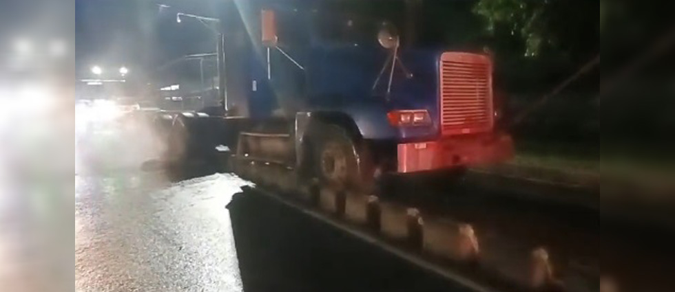 Remueven cabezal accidentado sobre el bulevar del Ejército