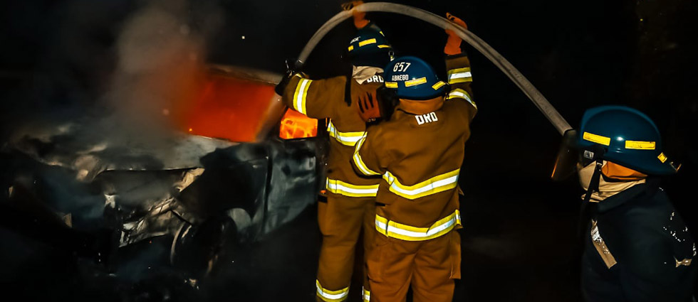 Auto acaba en cenizas tras incendiarse en Ayutuxtepeque
