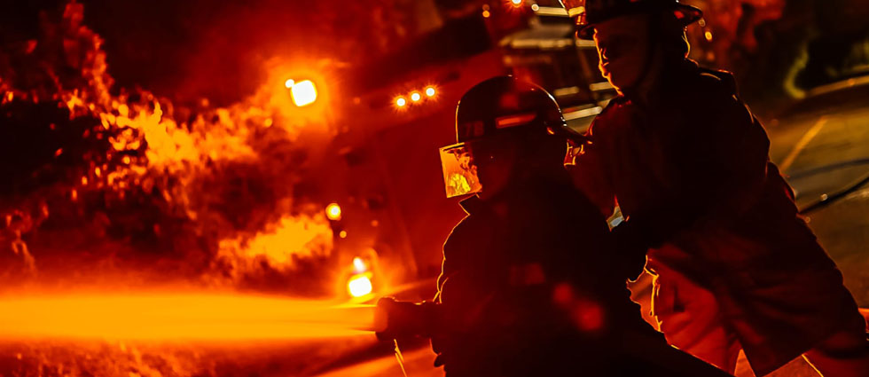 Árbol se incendia tras caer sobre líneas eléctricas carretera al Boquerón