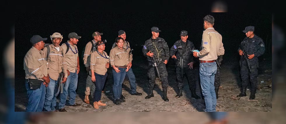 Guardarrecursos y policías realizan patrullajes preventivos nocturnos para evitar saqueo de huevos de tortugas marinas