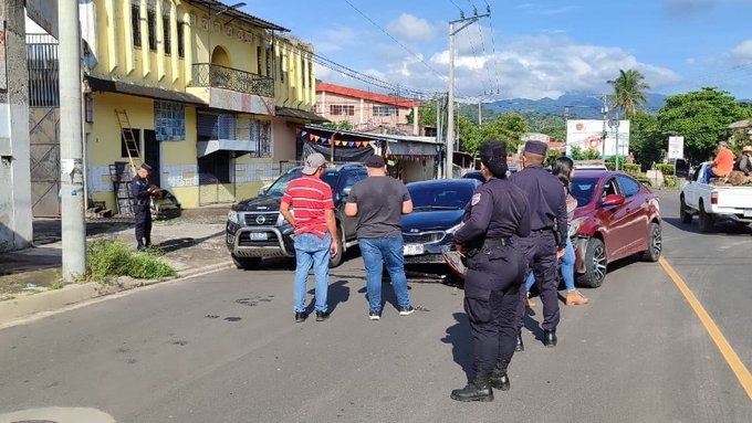 Conductor causa choque tras irrespetar la señal de alto en carretera Ruta de Paz