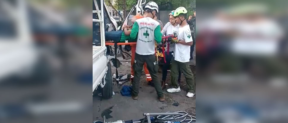 Mujer queda atrapada entre los hierros de vehículo tras fuerte accidente en San Salvador  
