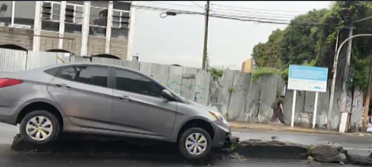 Vehículo queda atascado en separadores de la calle Rubén Darío en San Salvador