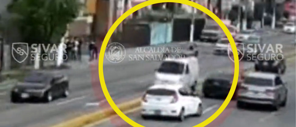 VIDEO: Automóvil queda empotrado en separador de carriles en la 49 avenida sur 