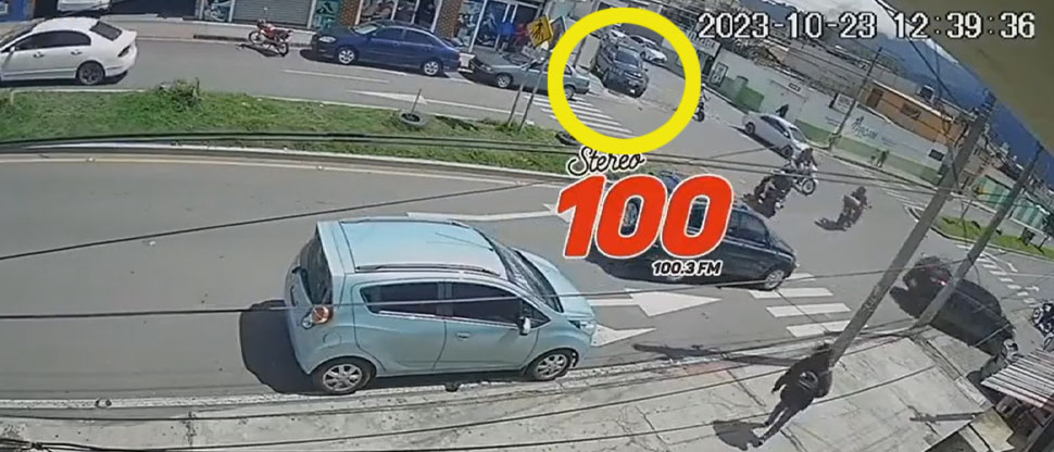Captan momento cuando automovilista atropella a asaltante en Guatemala 