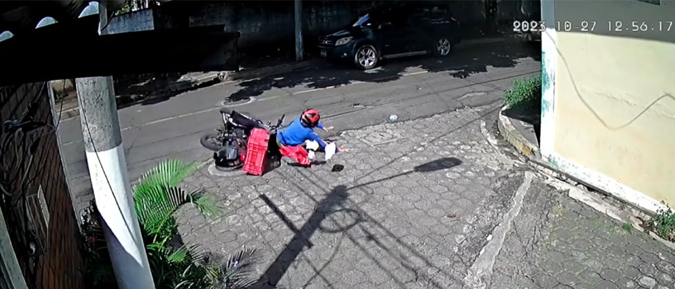 Captan instante cuando automovilista golpea a motociclista dejándolo tirado en el asfalto