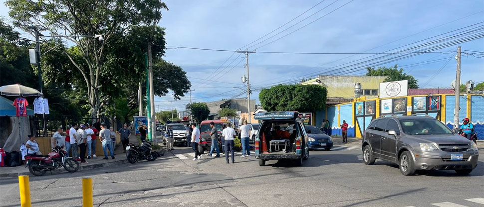 Trasladan de urgencia al hospital a motociclista lesionado en fuerte choque en Santa Ana