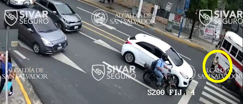 Captan instante cuando bus de la 7-C atropella a señora frente al Hospital Rosales