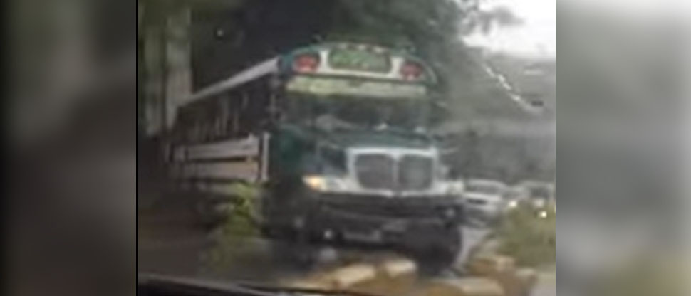 Bus choca contra separadores en el Poliedro y complica el tráfico en la zona