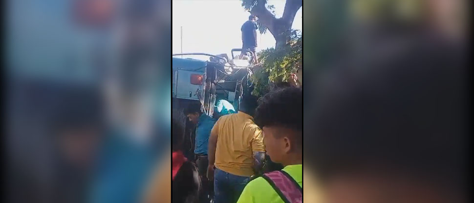 Bus lleno de pasajeros vuelca en la carretera al Cuco, hay varios lesionados