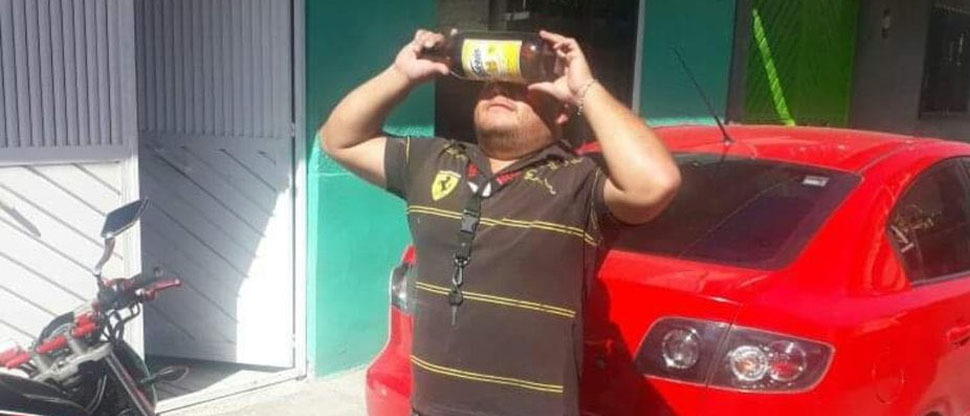 Hombre se vuelve viral usar botella de cerveza para ver el eclipse solar anular 