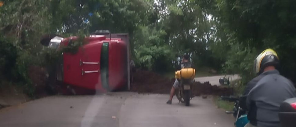 Camión que transportaba tierra vuelca en la calle a Huizúcar bloqueando totalmente la vía