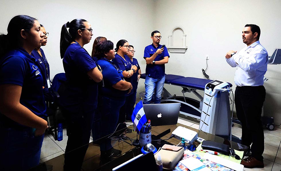 Fisioterapistas del INDES actualizan conocimientos sobre equipo de alta tecnología