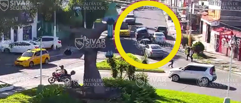 Automovilista provoca choque tras sobrepasar imprudentemente a otro vehículo