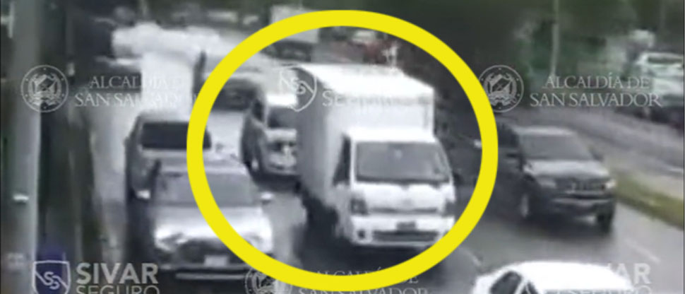 Captan instante cuando carro particular choca contra la parte trasera de camión
