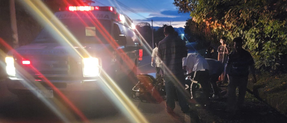 Ciclista resulta lesionado tras perder el control y caer en la calle