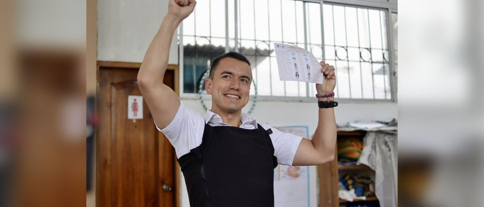 Candidato de centro-derecha lidera el conteo de votos tras elecciones en Ecuador