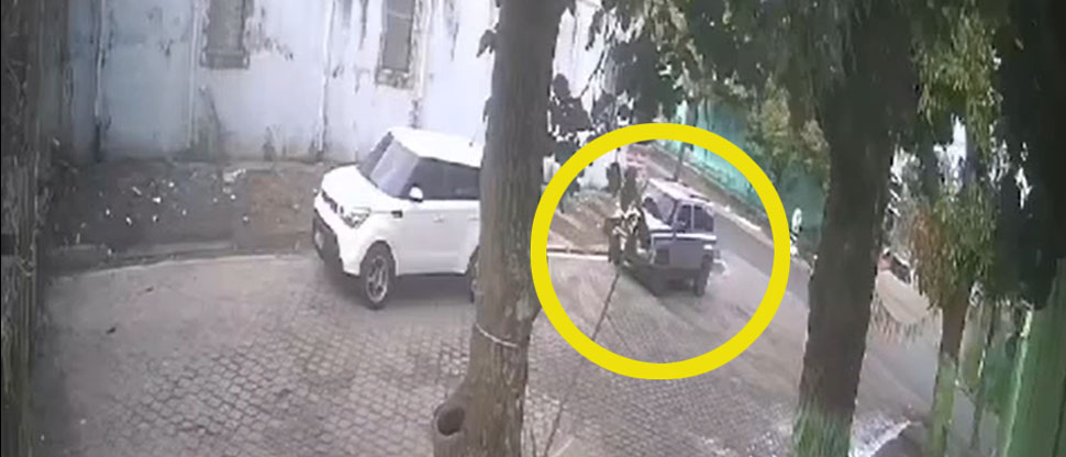 Denuncian a automovilista que cambió pañales de su bebé y dejó un pamper sucio en la calle 