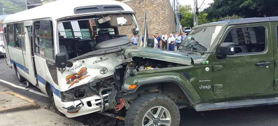 Microbusero de la ruta 52 y dos conductores más provocan aparatoso choque en calle El Mirador