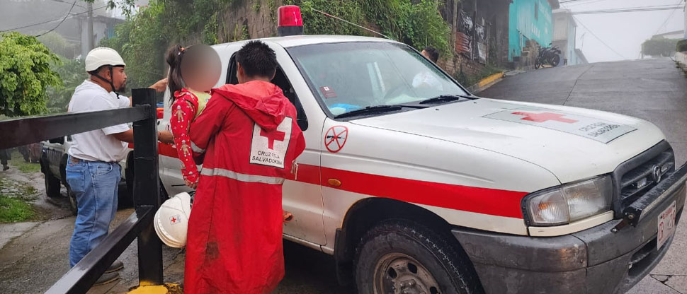 Árbol cae sobre casa en Tepecoyo dañándola seriamente y evacuan a 4 familias