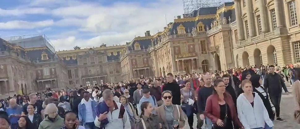 Evacúan a miles de turistas del Palacio de Versalles y del museo de Louvre por amenaza de bomba