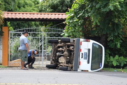 Conductor causa aparatoso accidente en carretera a Zacatecoluca y huye de la escena