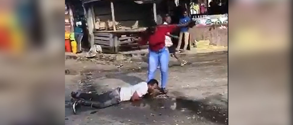 Hombre se humilla arrastrándose por el suelo y le pide a su amante que no lo deje