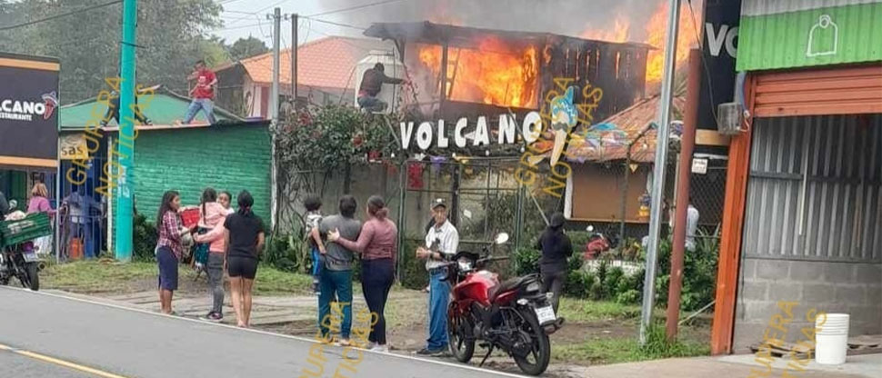 Jovencita de 17 años fallece calcinada en venta de comida en Juayúa 