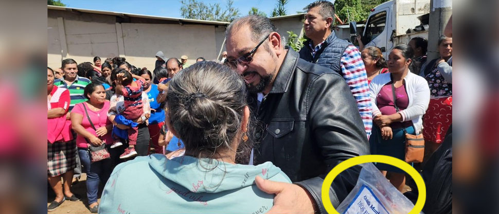 Candidato presidencial de ARENA regala paquetes en Ataco comprados con fondos públicos 