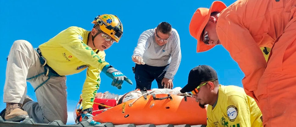 Joven recibe fuerte descarga eléctrica mientras trabajaba en el techo de local en el centro 
