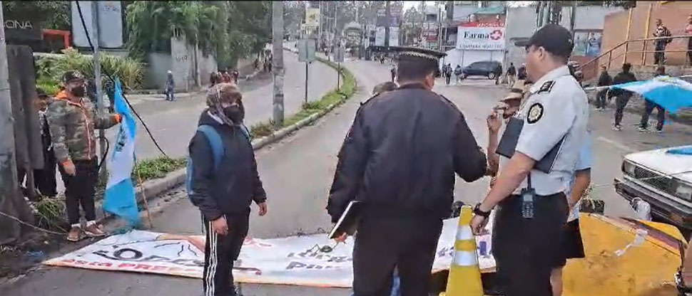 Policía guatemalteca habilita el paso en la carretera que conduce a El Salvador