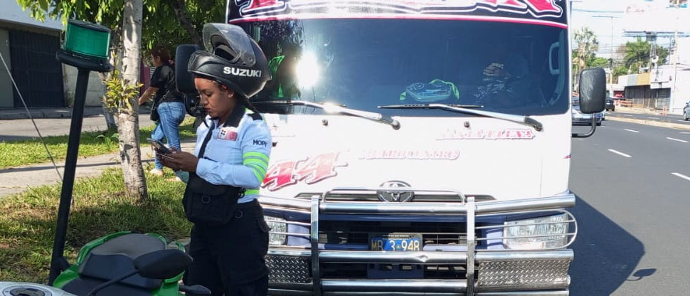 Multan a microbusero de la ruta 44 que iba distraído en su celular mientras conducía