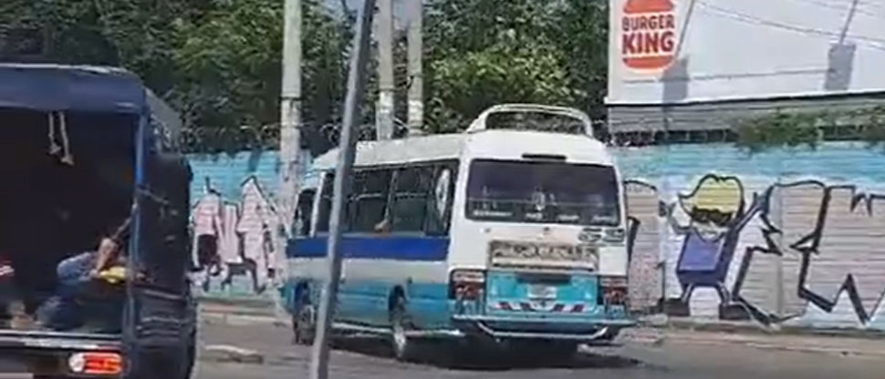 Denuncian a microbusero por circular en sentido contrario en la calle Los Sisimiles 