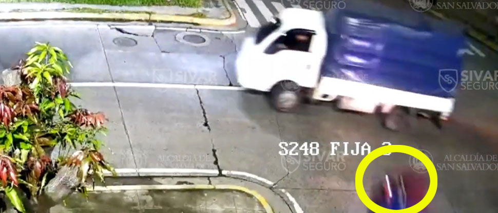 Captan instante cuando motociclista se estrella contra camión y queda tendido en la calle