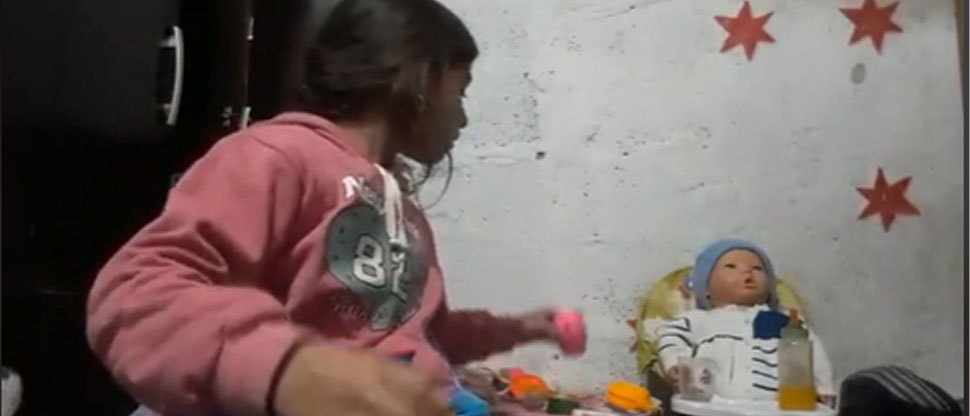 Niña capta en TikTok escalofriante momento cuando muñeco de trapo se mueve