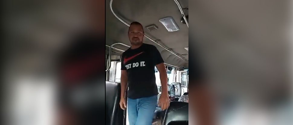 Microbusero denuncia a automovilista que intentó golpearlo y no se atrevió cuando vio que lo grababan