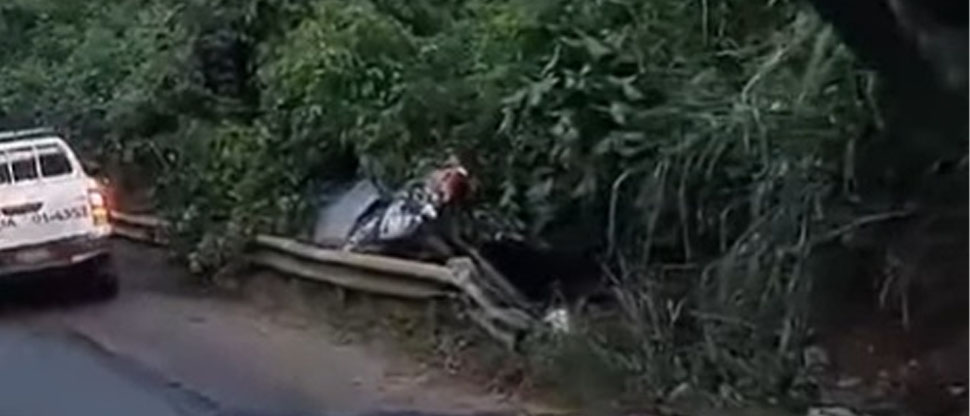 Pick up se sale de la vía cerca del río Las Cañas en la carretera Troncal del Norte