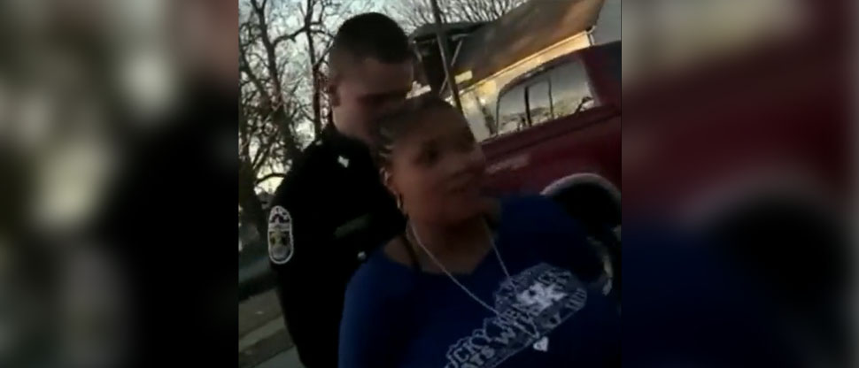 Denuncian a policía de Estados Unidos por manosear a mujer durante un registro 