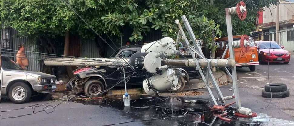Automovilista queda atrapado entre hierros retorcidos tras chocar y derribar un poste