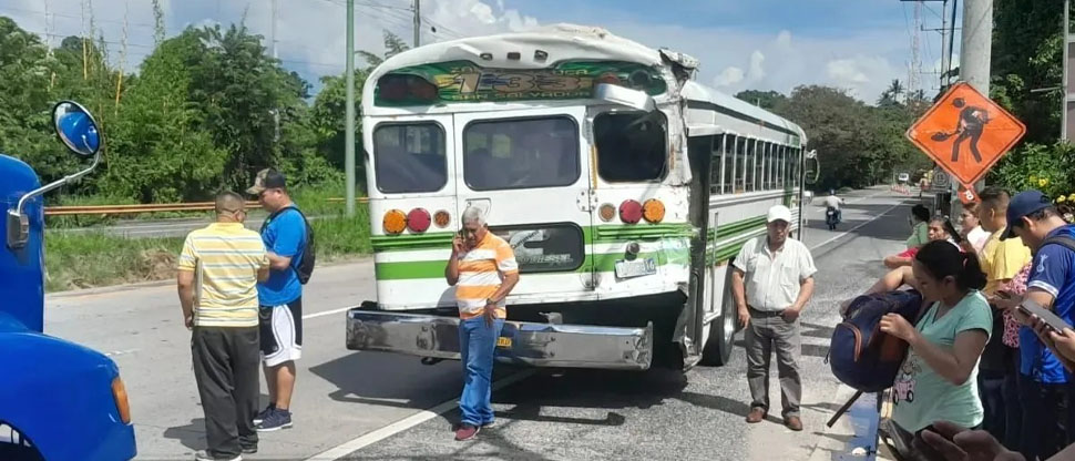 Un pasajero resulta lesionado tras choque entre rastra y bus en la autopista a Comalapa 