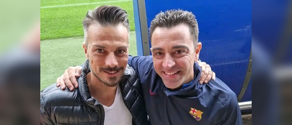 Se viraliza foto del nuevo entrenador de La Selecta posando con Xavi, DT del Barcelona