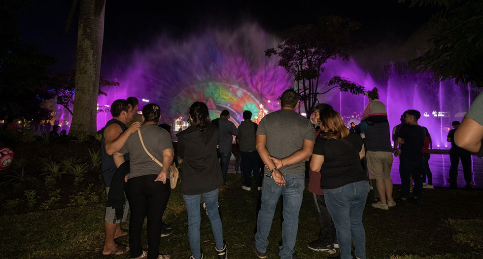 Salvadoreños ya disfrutan de la renovada Plaza Salvador del Mundo