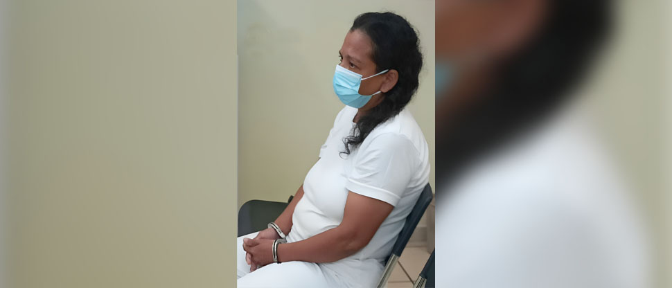 Secretaria de escuela en Soyapango hurtó casi $30 mil alterando cheques
