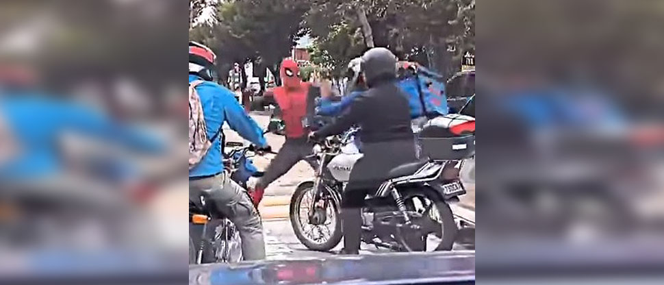 Captan brutal pelea entre “Hombre Araña” y motociclista en plena vía pública