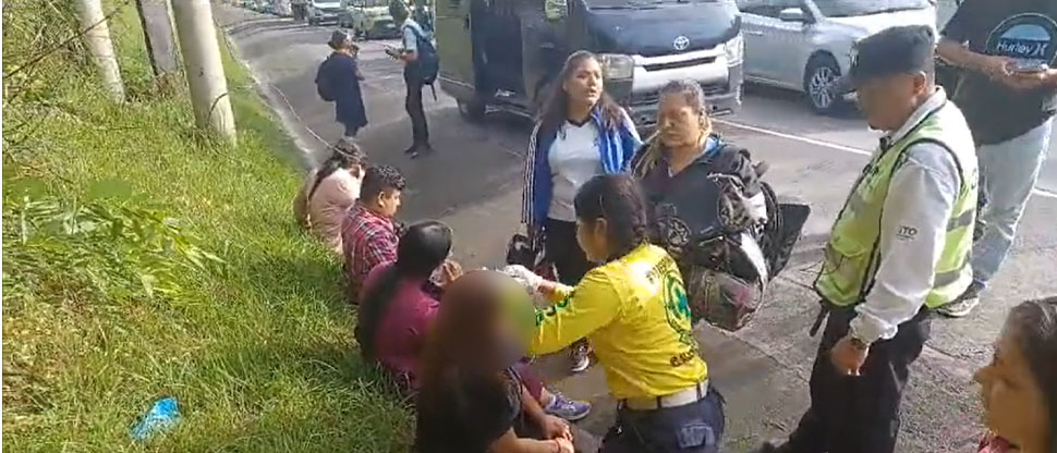 8 personas resultan lesionadas tras choque en microbús que transportaba personal