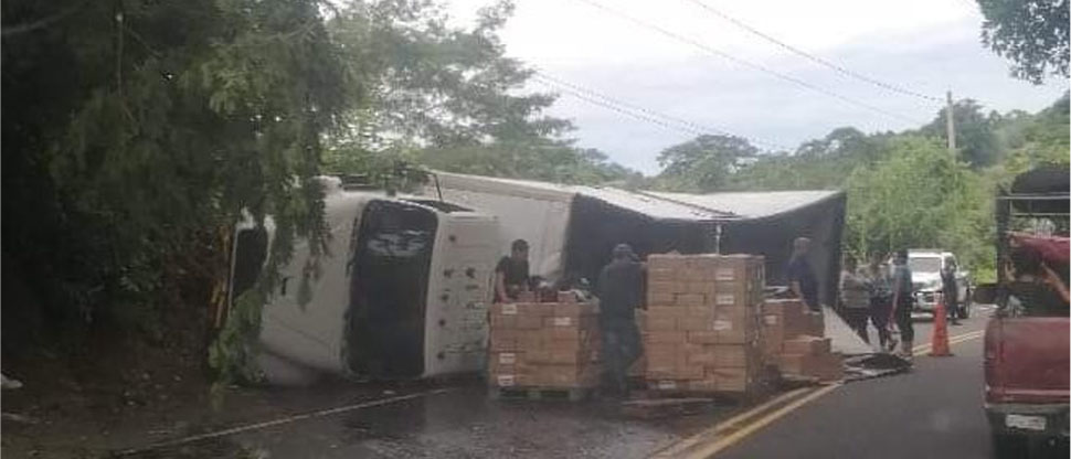 Tráiler vuelca en Quebrada Seca y bloquea un carril
